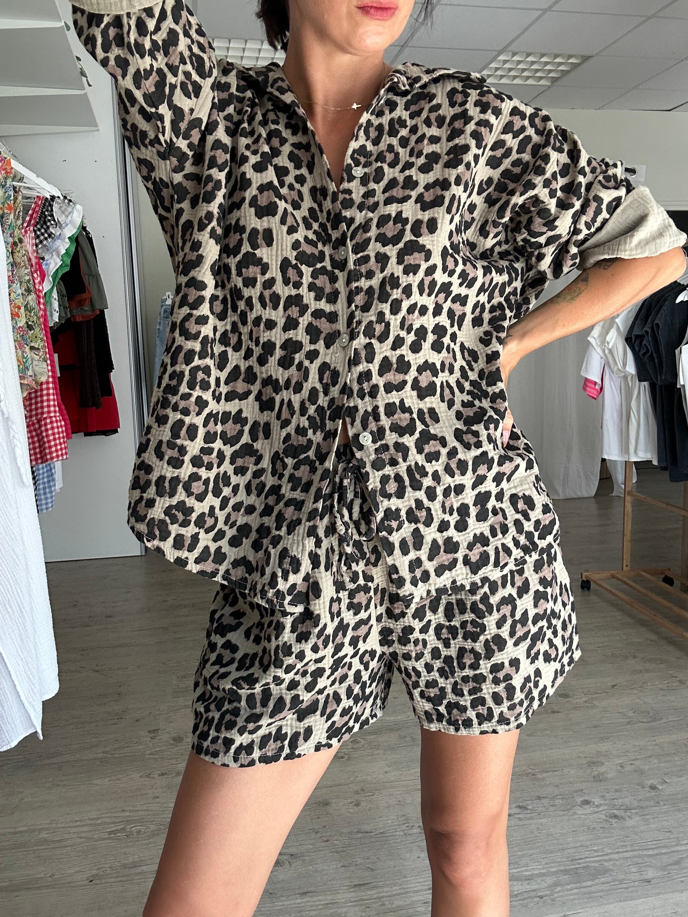 Andréa – Ensemble chemise + short léopard