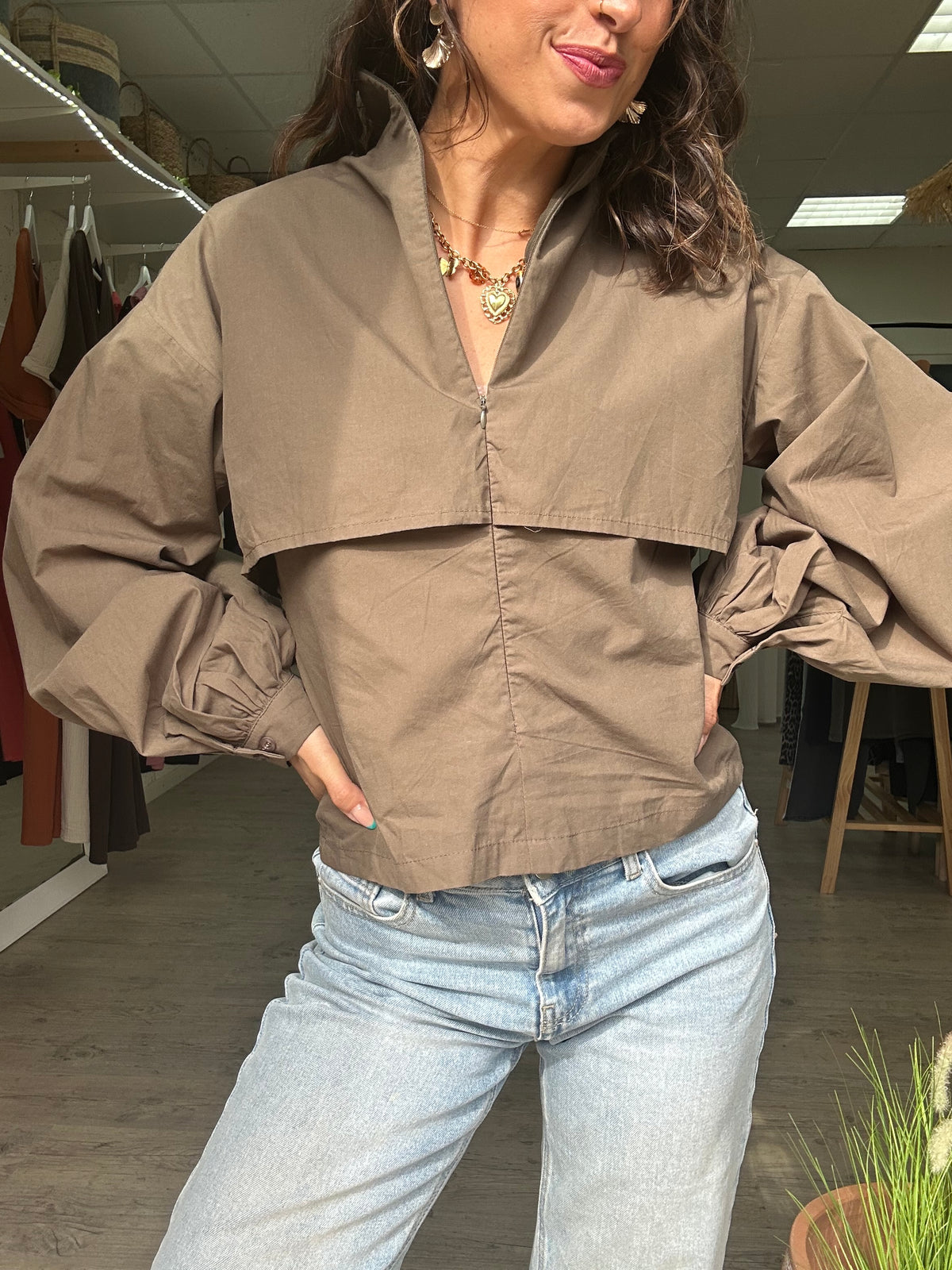 Suzanne - Chemise col montant kaki