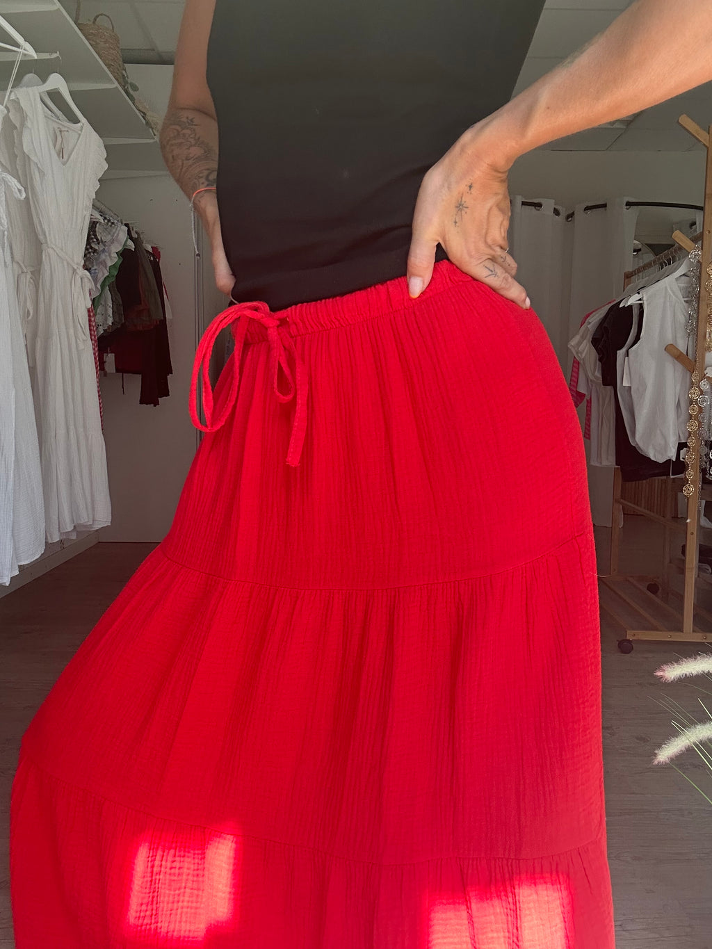 Elodie-Jupe longue rouge en coton semi transparente